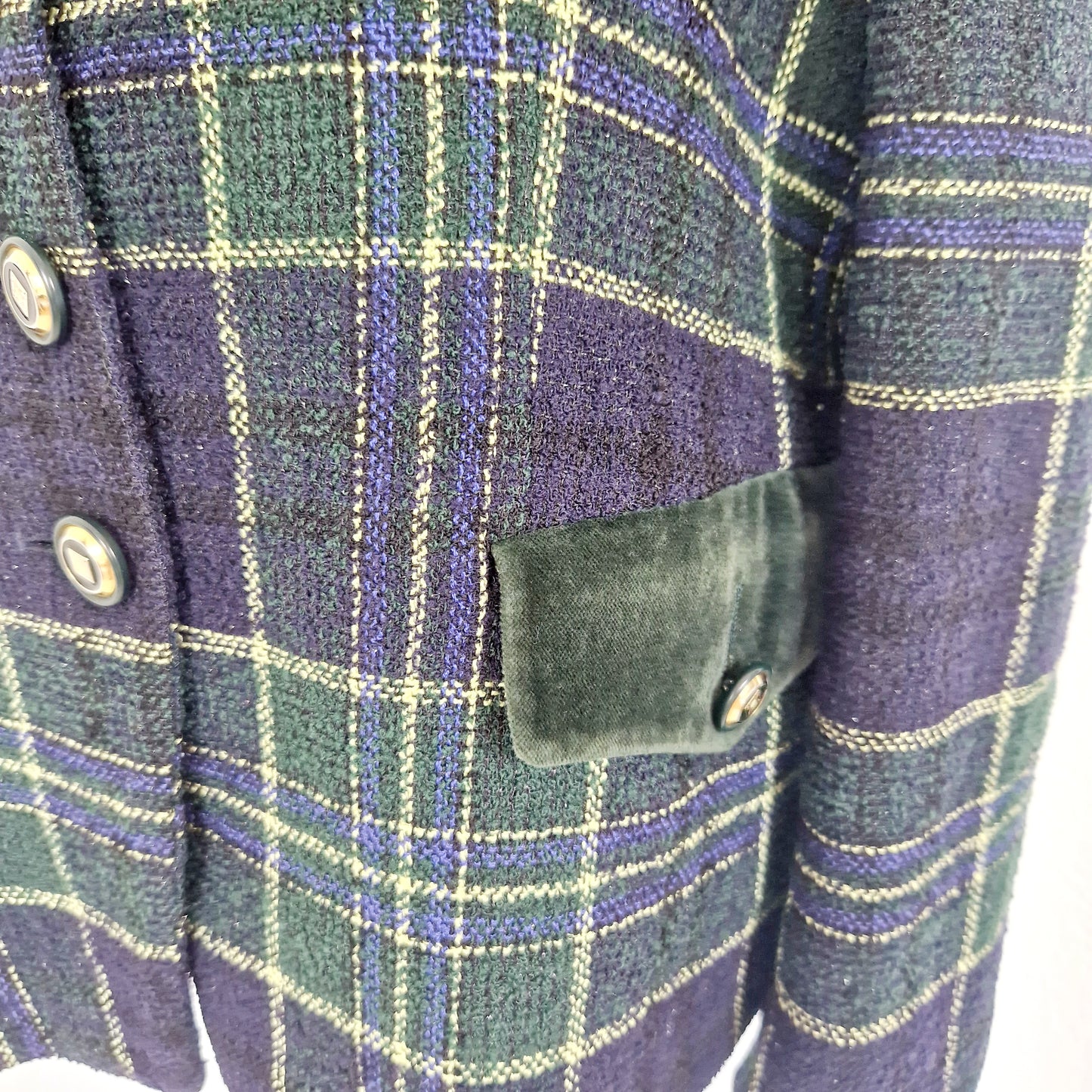 Einzigartiger und nachhaltiger Vintage Blazer in grün-blau-gelb und kariert. Unique and sustainable vintage blazer in green-blue-yellow and checkered. Close-up.