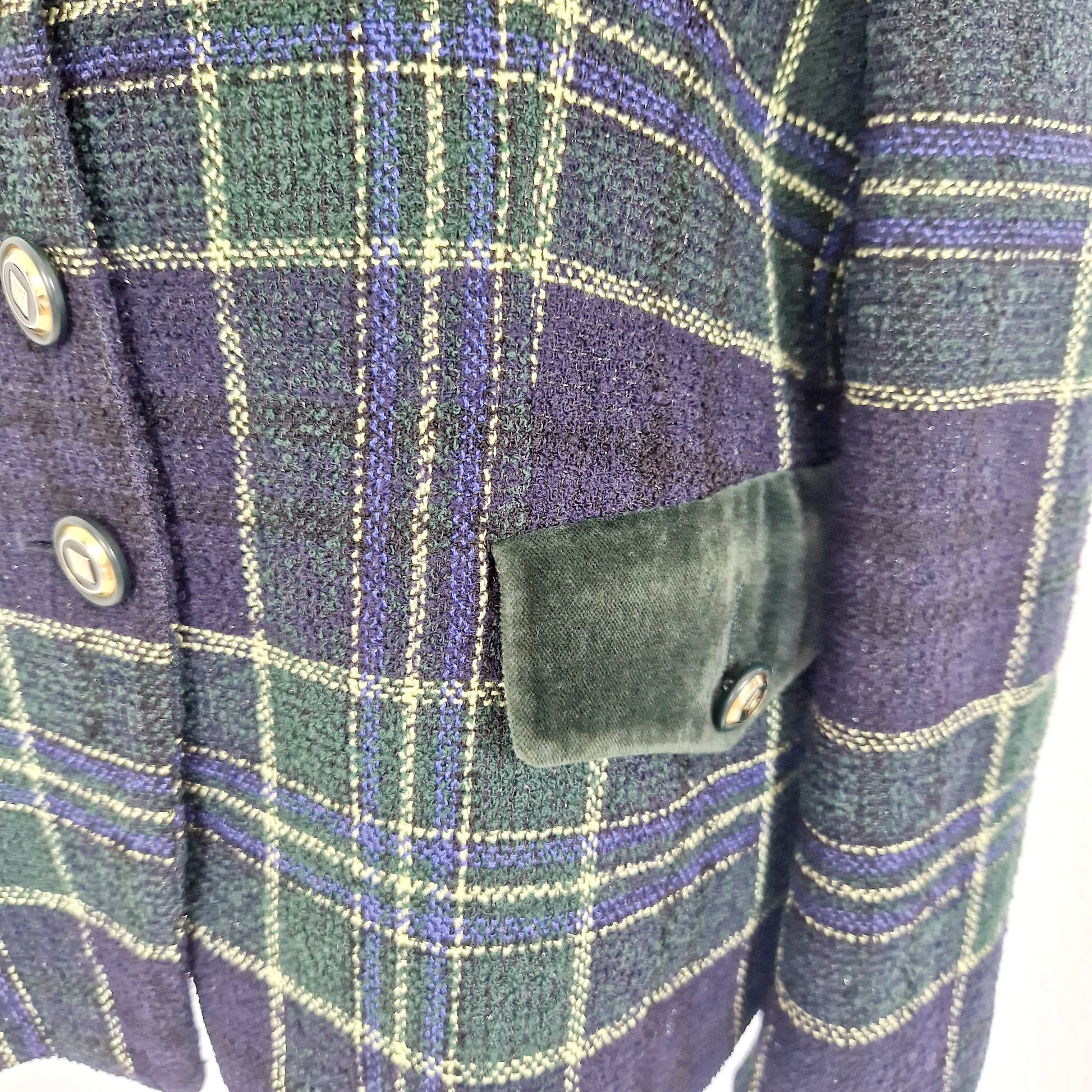 Einzigartiger und nachhaltiger Vintage Blazer in grün-blau-gelb und kariert. Unique and sustainable vintage blazer in green-blue-yellow and checkered. Close-up.