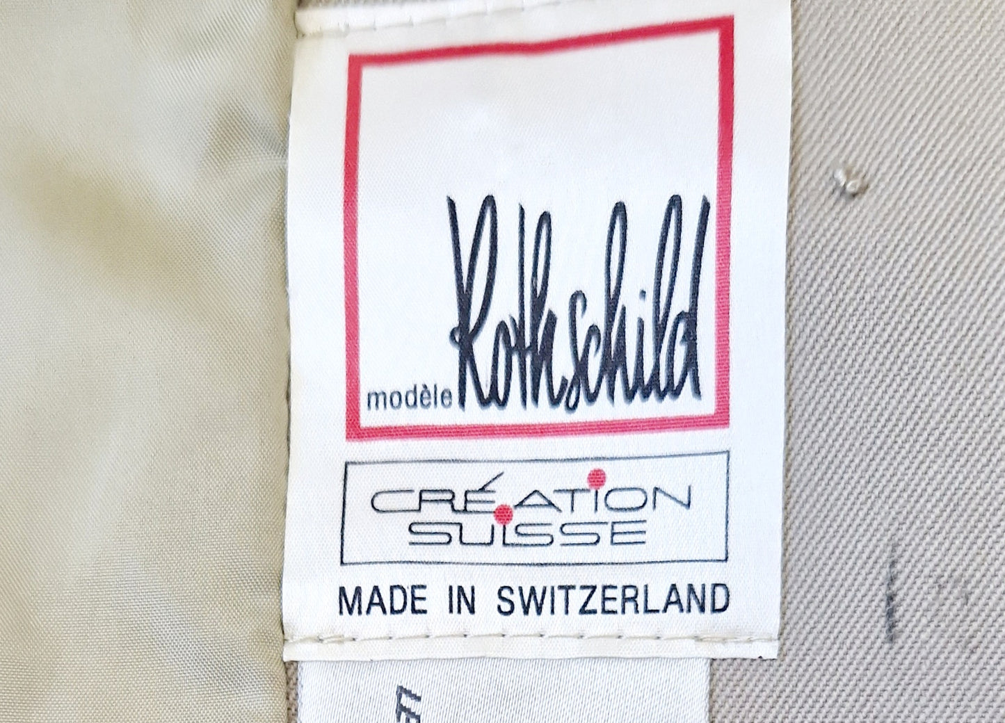 Einzigartiger und nachhaltiger Vintage Blazer in Sand mit Gürtel. Unique and sustainable vintage blazer in sand with a belt. Tag.