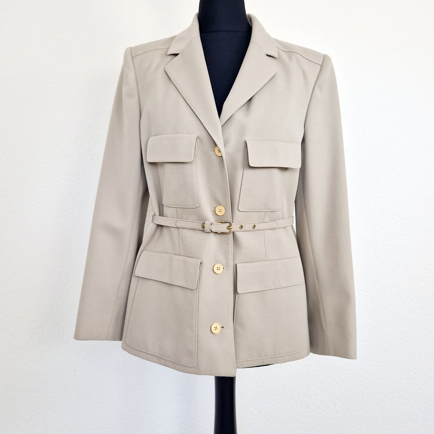 Einzigartiger und nachhaltiger Vintage Blazer in Sand mit Gürtel. Unique and sustainable vintage blazer in sand with a belt. Front.