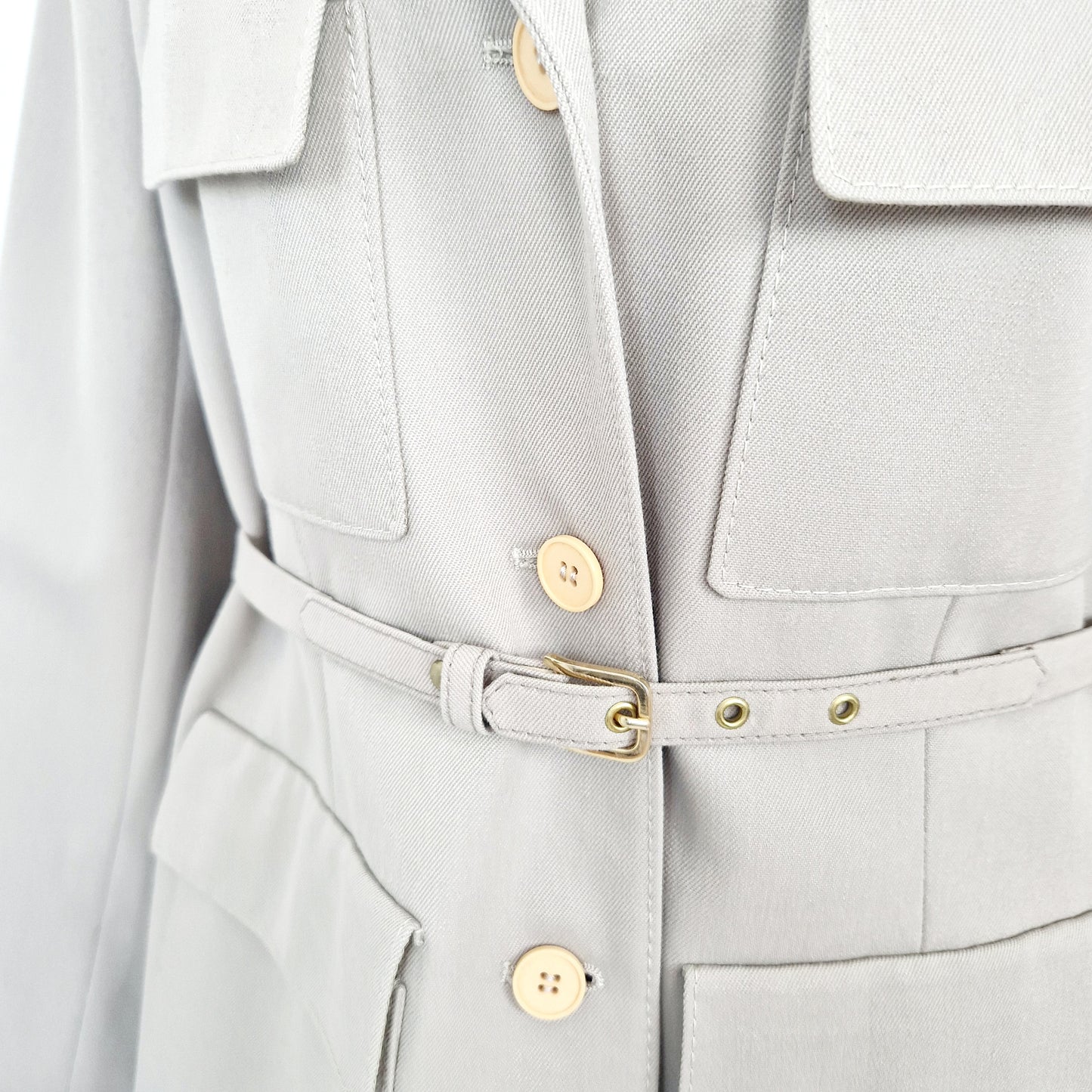 Einzigartiger und nachhaltiger Vintage Blazer in Sand mit Gürtel. Unique and sustainable vintage blazer in sand with a belt. Close-up.