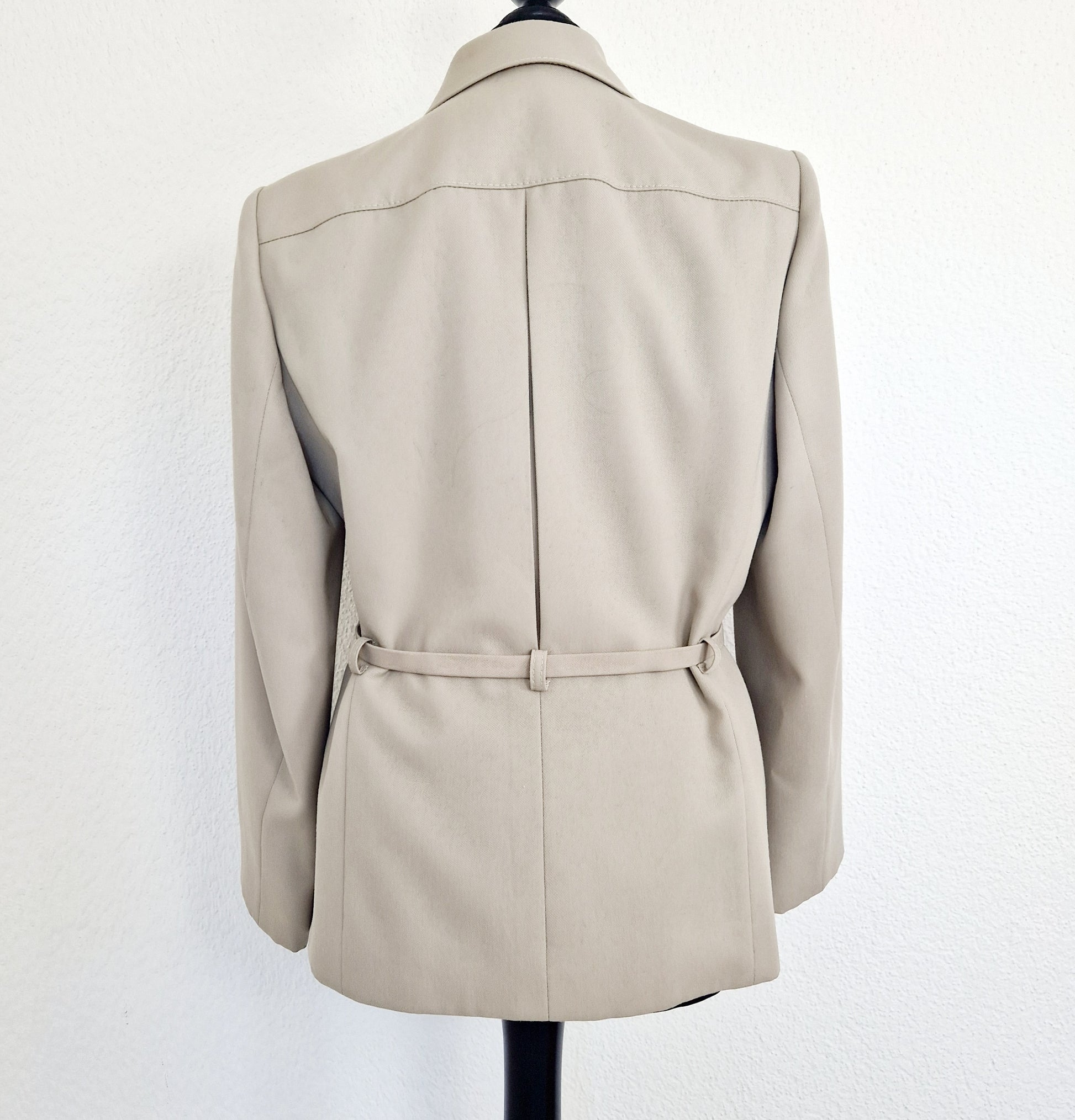 Einzigartiger und nachhaltiger Vintage Blazer in Sand mit Gürtel. Unique and sustainable vintage blazer in sand with a belt. Back.