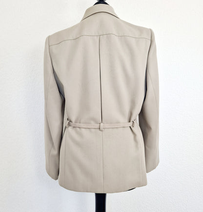 Einzigartiger und nachhaltiger Vintage Blazer in Sand mit Gürtel. Unique and sustainable vintage blazer in sand with a belt. Back.