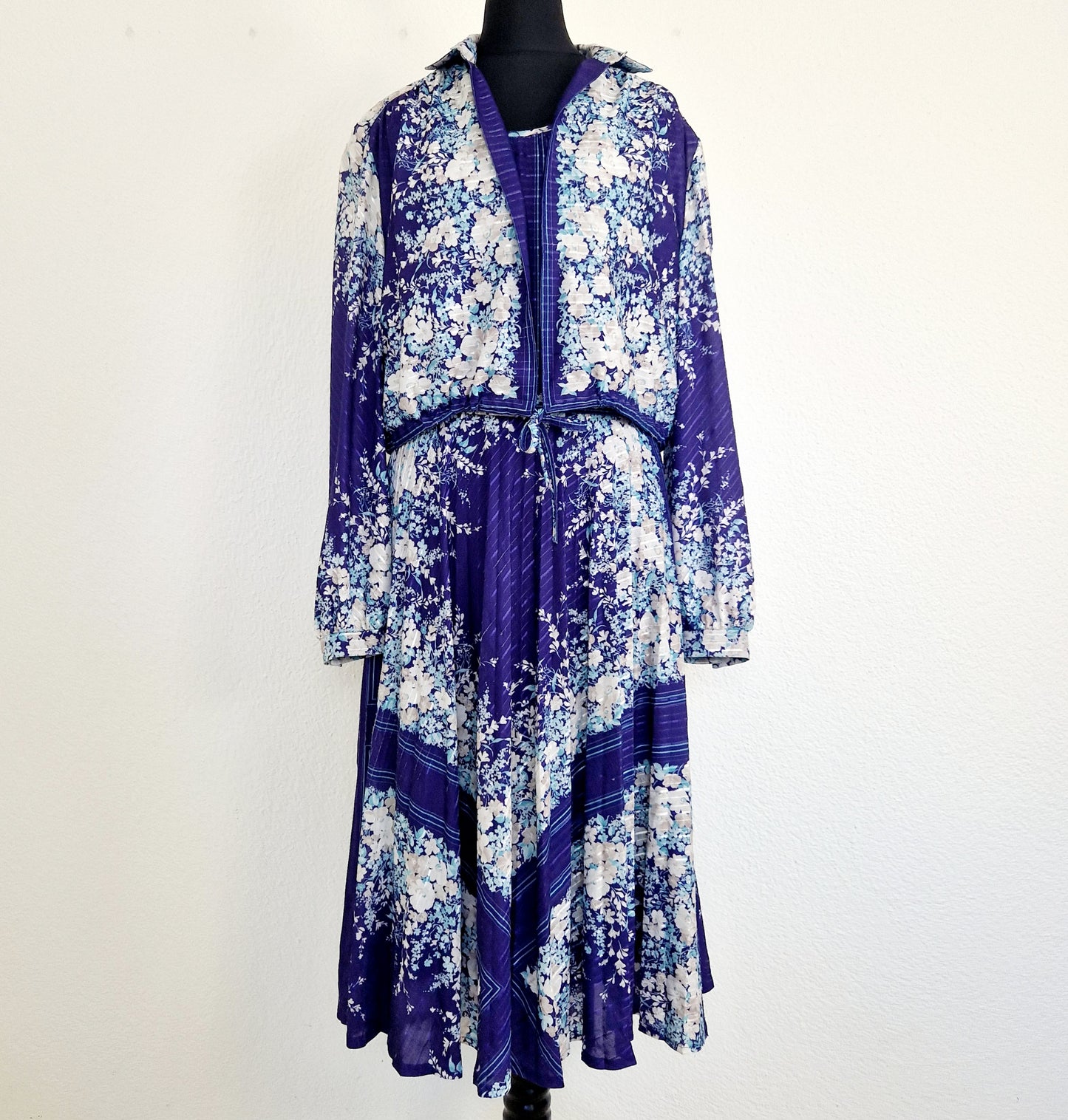 Einzigartiges und nachhaltiges Vintage Kleid mit Blumen und Jäckchen. Unique and sustainable vintage dress with flowers and cardigan. With Cardigan.