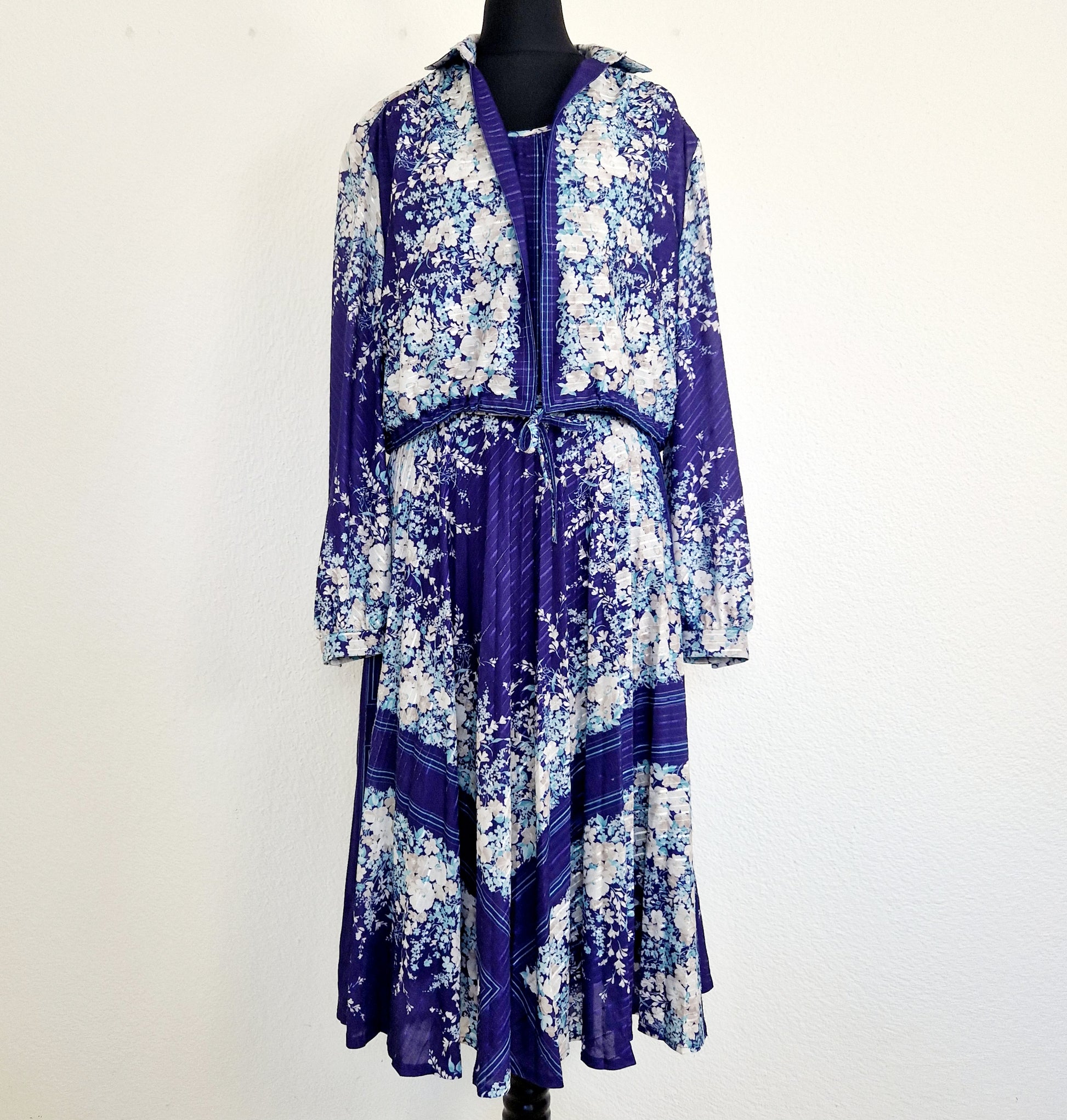 Einzigartiges und nachhaltiges Vintage Kleid mit Blumen und Jäckchen. Unique and sustainable vintage dress with flowers and cardigan. With Cardigan.