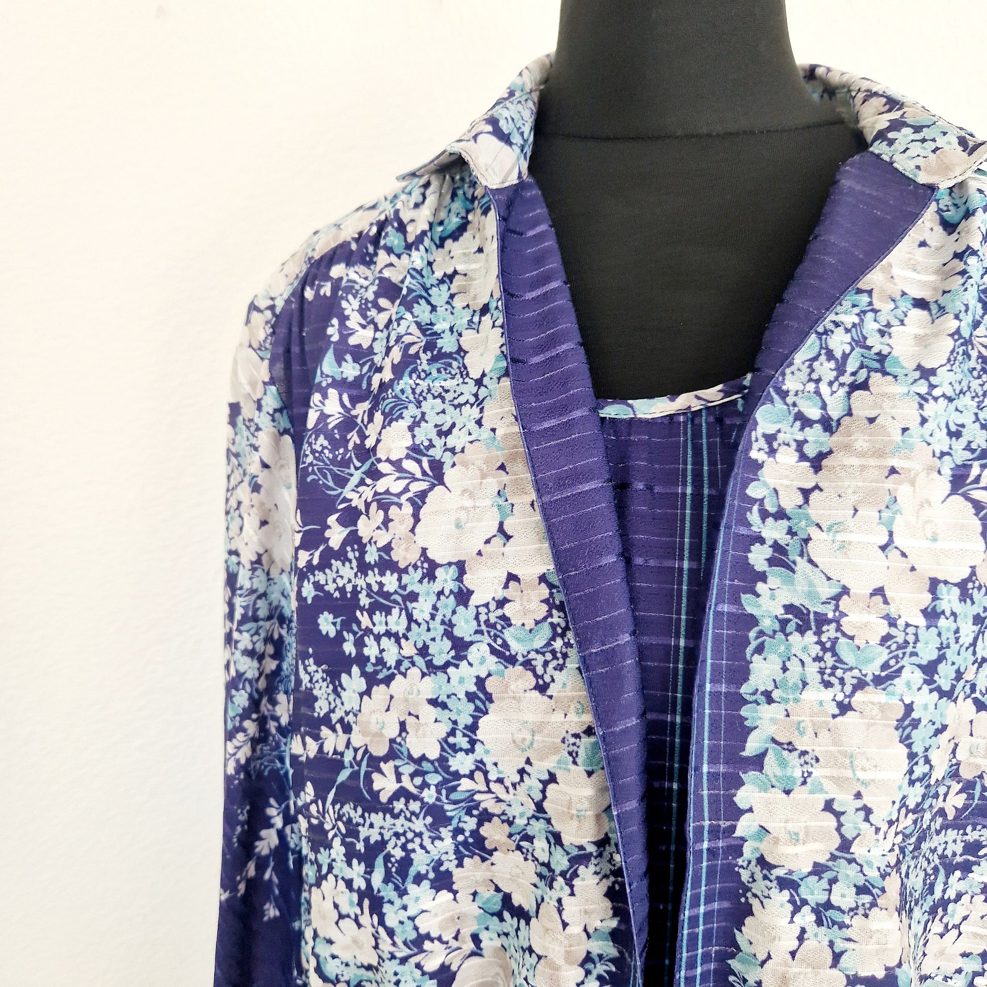 Einzigartiges und nachhaltiges Vintage Kleid mit Blumen und Jäckchen. Unique and sustainable vintage dress with flowers and cardigan. Close up.