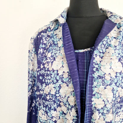 Einzigartiges und nachhaltiges Vintage Kleid mit Blumen und Jäckchen. Unique and sustainable vintage dress with flowers and cardigan. Close up.