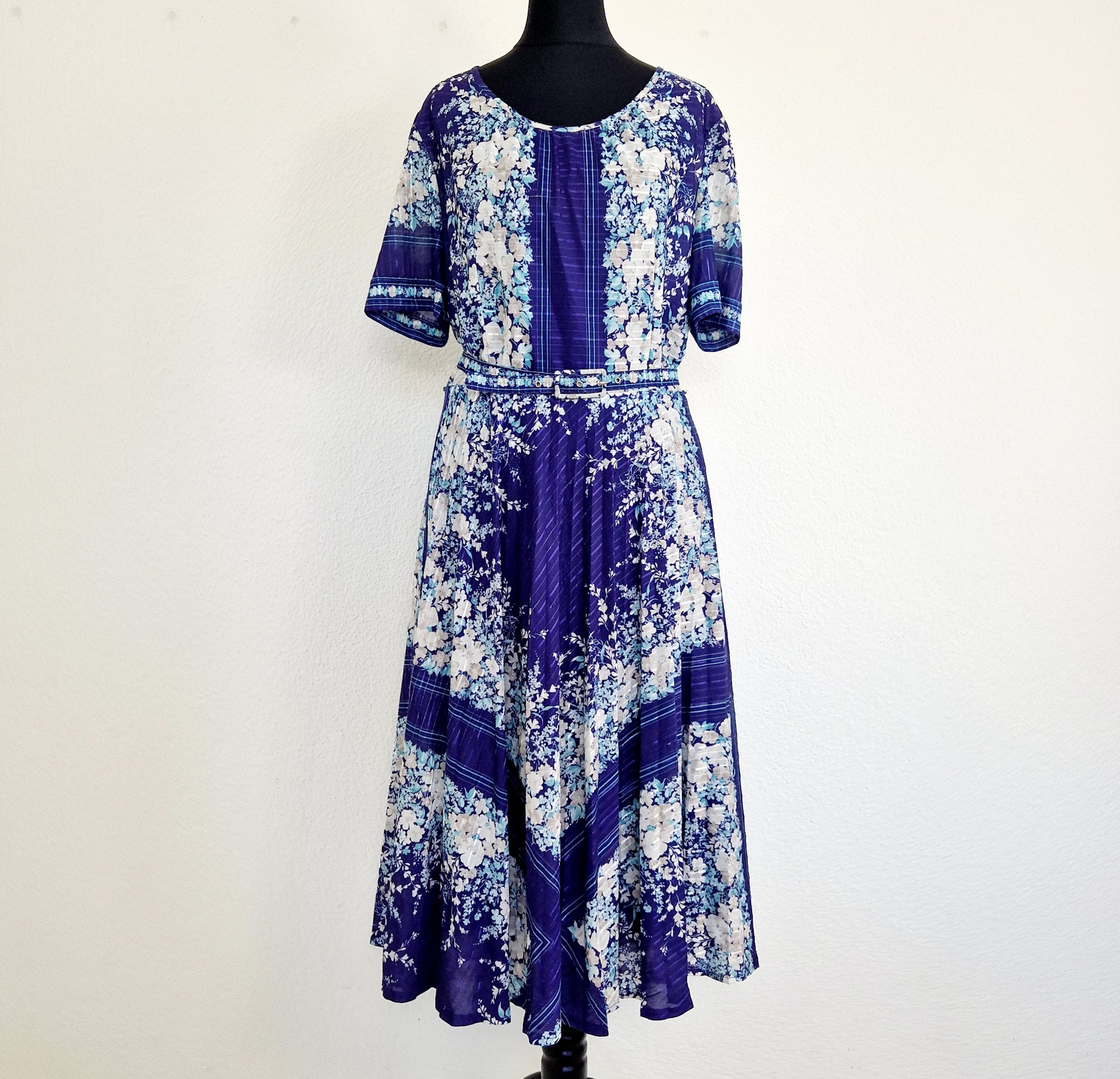 Einzigartiges und nachhaltiges Vintage Kleid mit Blumen und Jäckchen. Unique and sustainable vintage dress with flowers and cardigan. Front.