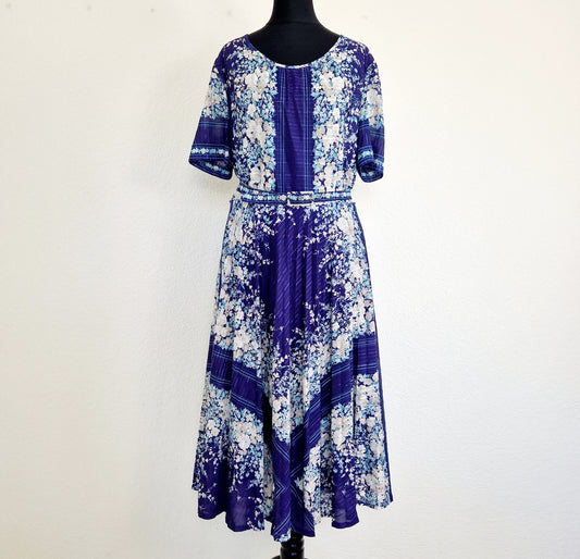 Einzigartiges und nachhaltiges Vintage Kleid mit Blumen und Jäckchen. Unique and sustainable vintage dress with flowers and cardigan. Front.