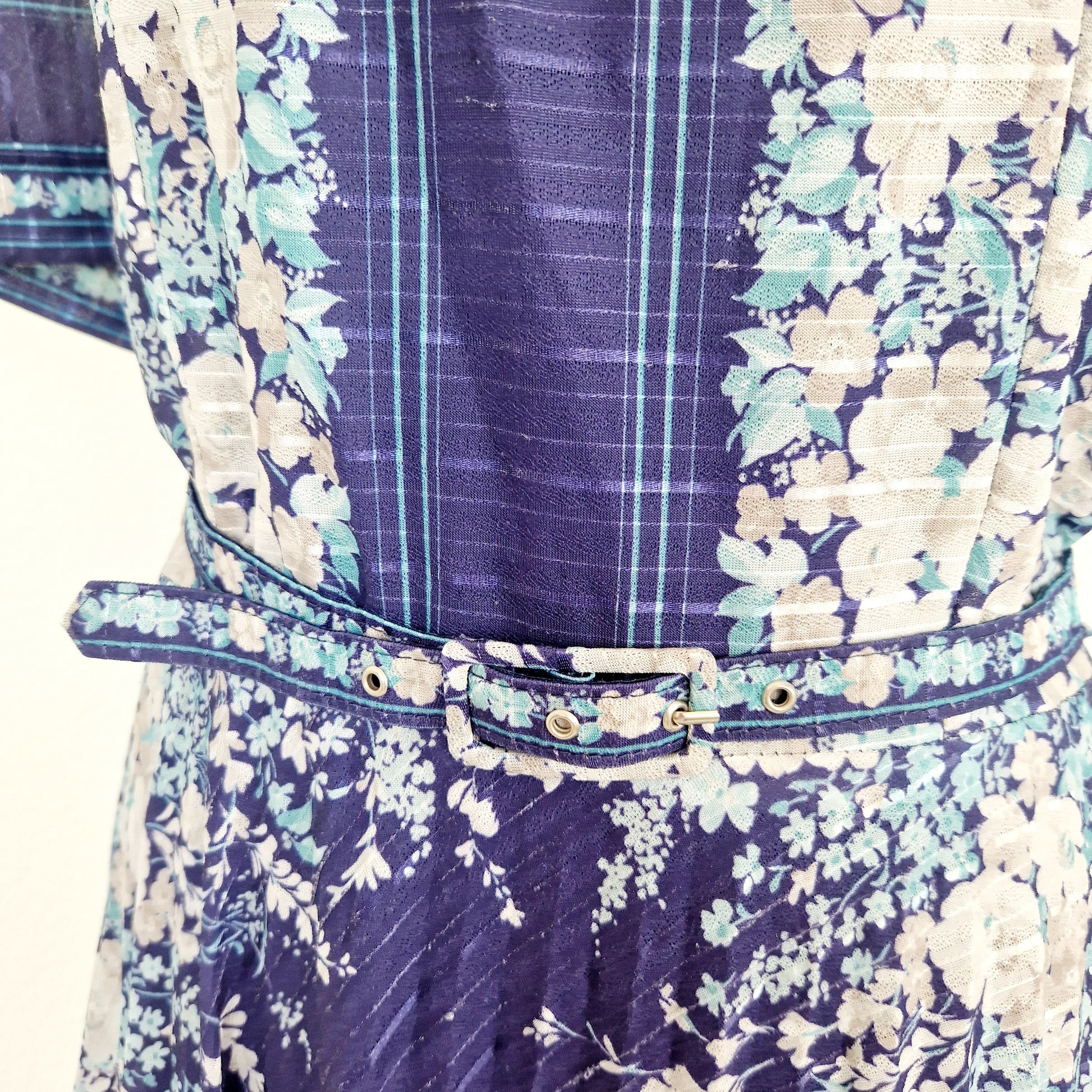 Einzigartiges und nachhaltiges Vintage Kleid mit Blumen und Jäckchen. Unique and sustainable vintage dress with flowers and cardigan. Belt.