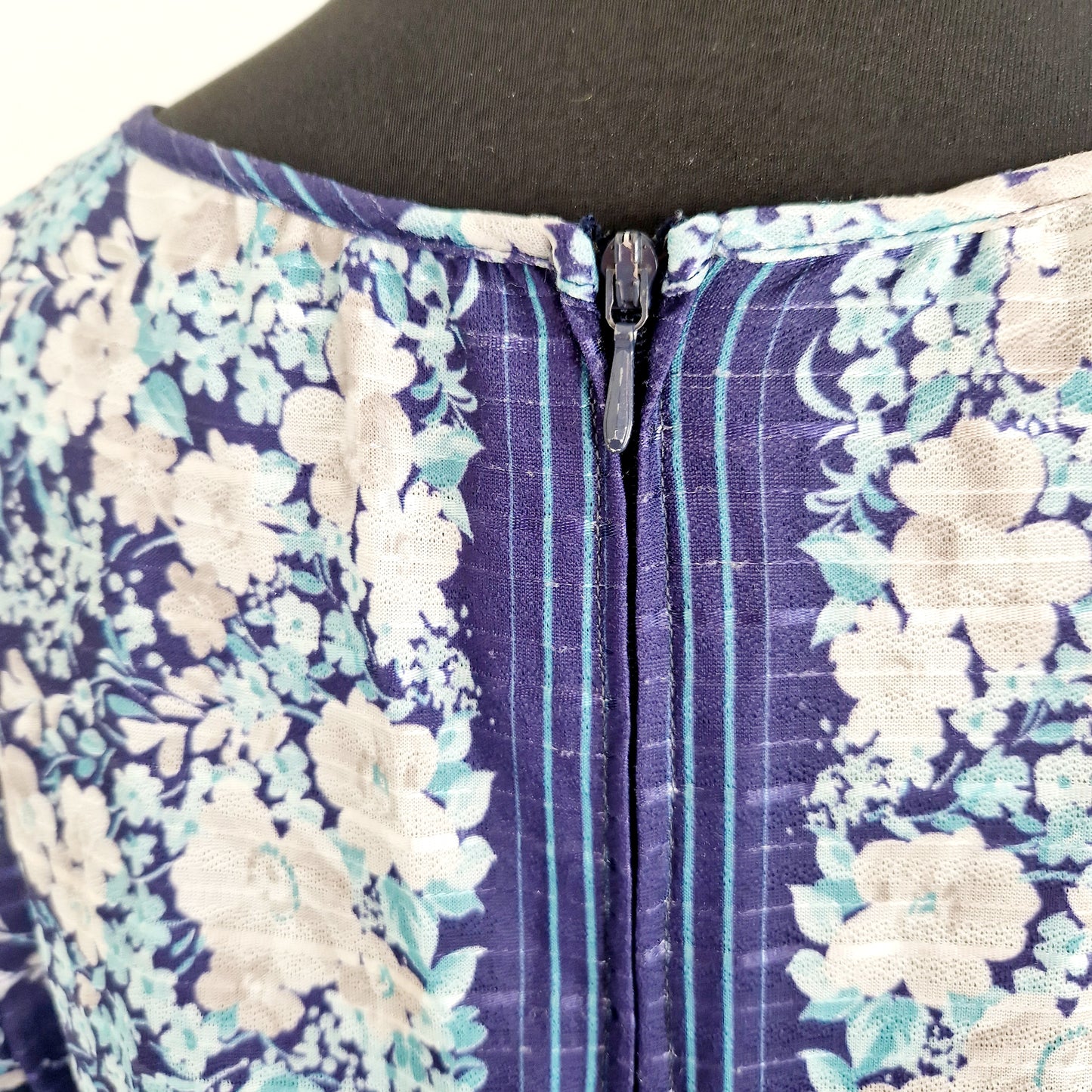 Einzigartiges und nachhaltiges Vintage Kleid mit Blumen und Jäckchen. Unique and sustainable vintage dress with flowers and cardigan. Zipper.