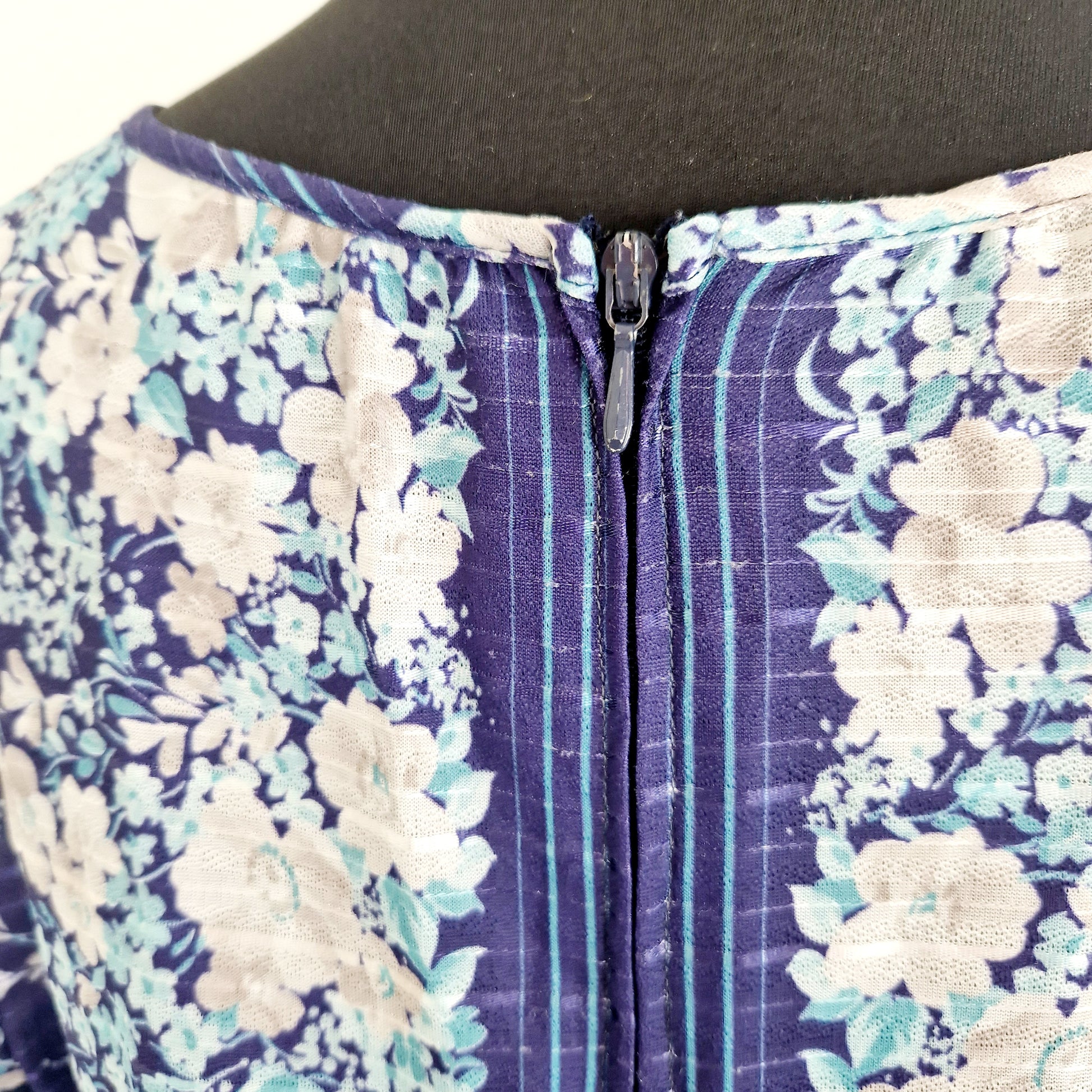 Einzigartiges und nachhaltiges Vintage Kleid mit Blumen und Jäckchen. Unique and sustainable vintage dress with flowers and cardigan. Zipper.