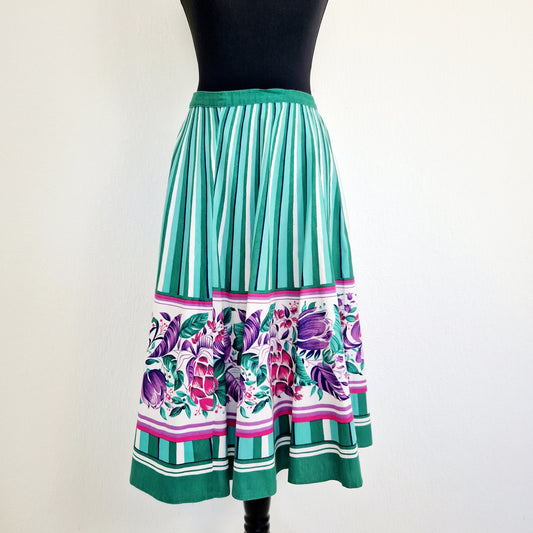 Einzigartiger und nachhaltiger Vintage Rock in grün-violett mit Blumen. Unique and sustainable vintage skirt in green-purple with flowers. Front.