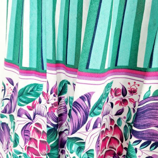 Einzigartiger und nachhaltiger Vintage Rock in grün-violett mit Blumen. Unique and sustainable vintage skirt in green-purple with flowers. Close-up.