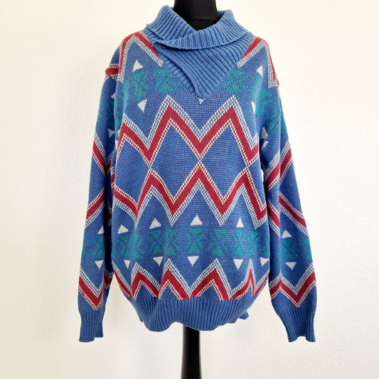 Einzigartiger und nachhaltiger Vintage Pullover in blau-rot-weiss mit Zickzack. Unique and sustainable vintage pullover in blue-red-white with zigzag. Front.