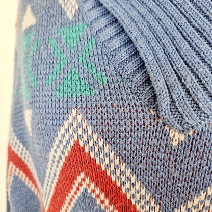 Einzigartiger und nachhaltiger Vintage Pullover in blau-rot-weiss mit Zickzack. Unique and sustainable vintage pullover in blue-red-white with zigzag. Close-up.