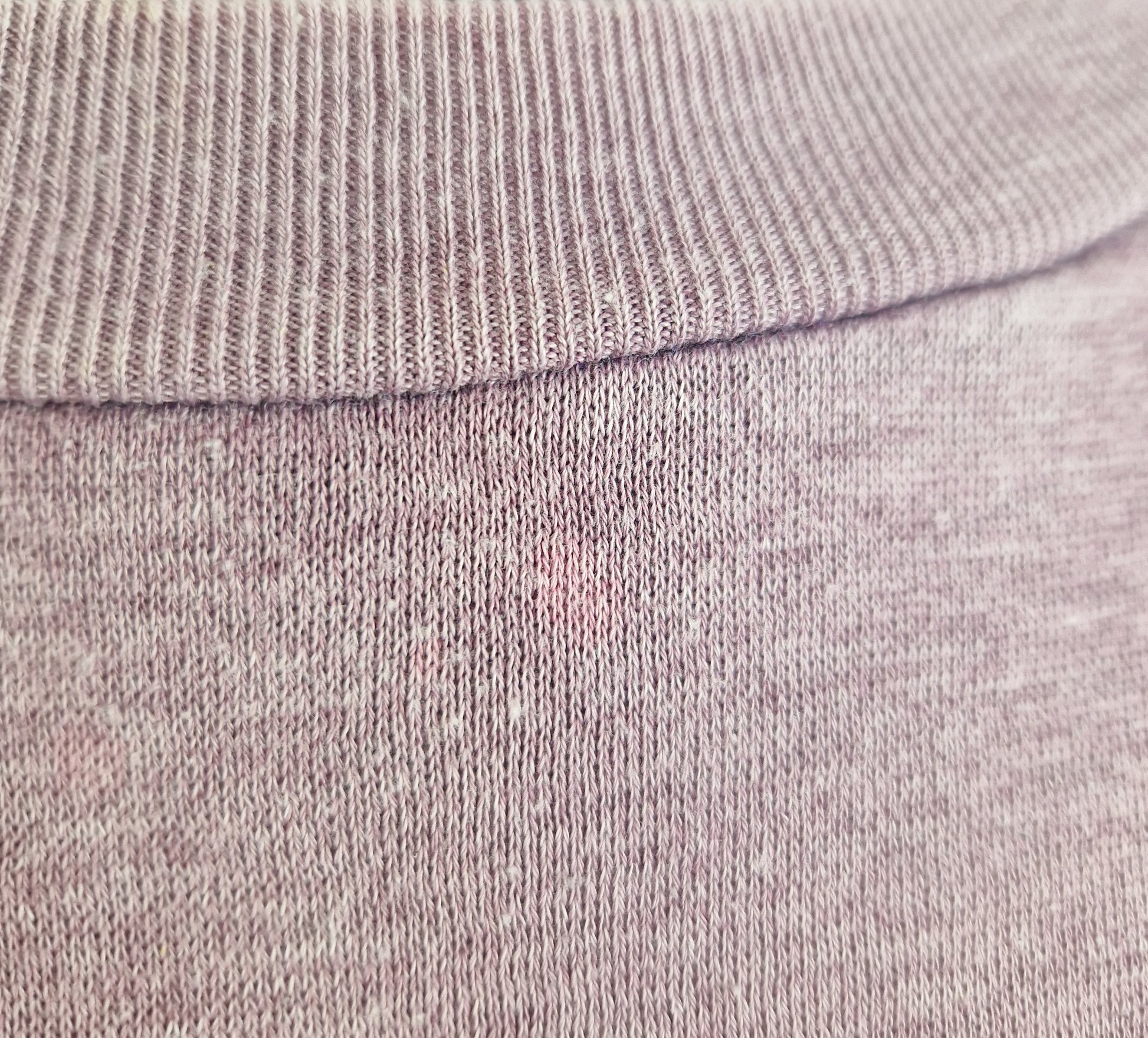 Einzigartiger und nachhaltiger Vintage Sweater in lila. Unique and sustainable vintage sweater in purple. Flaw.