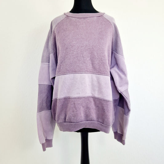 Einzigartiger und nachhaltiger Vintage Sweater in lila. Unique and sustainable vintage sweater in purple. Front.