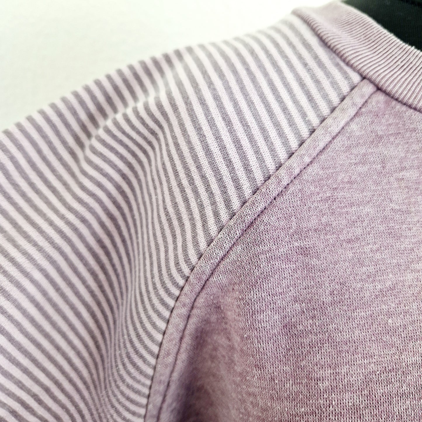 Einzigartiger und nachhaltiger Vintage Sweater in lila. Unique and sustainable vintage sweater in purple. Close-up.
