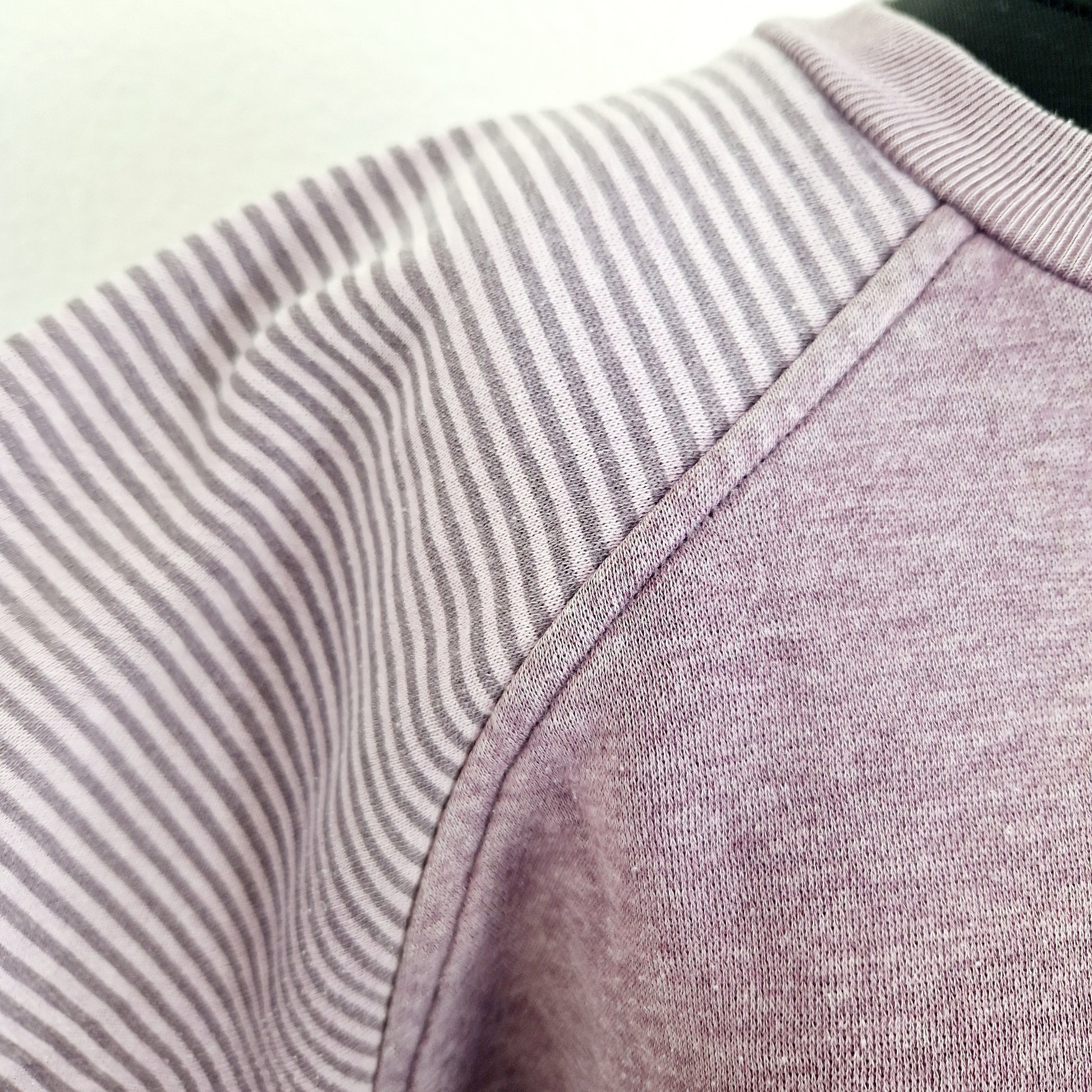 Einzigartiger und nachhaltiger Vintage Sweater in lila. Unique and sustainable vintage sweater in purple. Close-up.