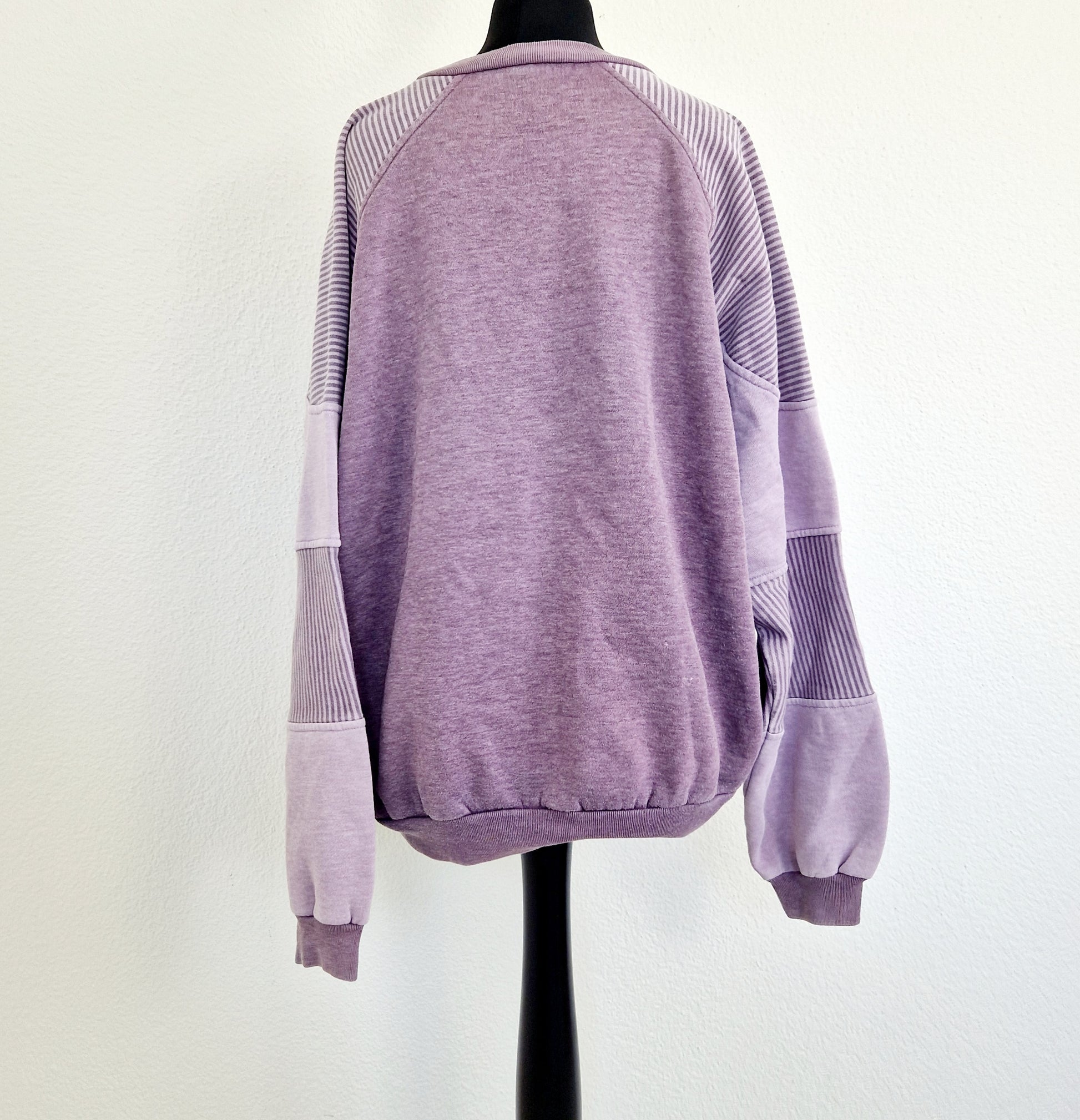 Einzigartiger und nachhaltiger Vintage Sweater in lila. Unique and sustainable vintage sweater in purple. Back.
