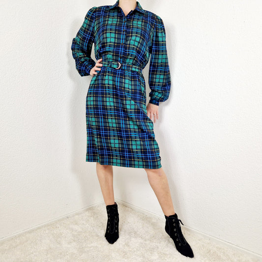 Einzigartiges und nachhaltiges Vintage Kleid in grün-blau-gelb kariert. Unique and sustainable vintage dress in green-blue-yellow and checkered. Model.