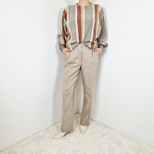 Einzigartiger und nachhaltiger Vintage Pullover in beige mit Streifen. Unique and sustainable vintage pullover in beige with stripes. Model.