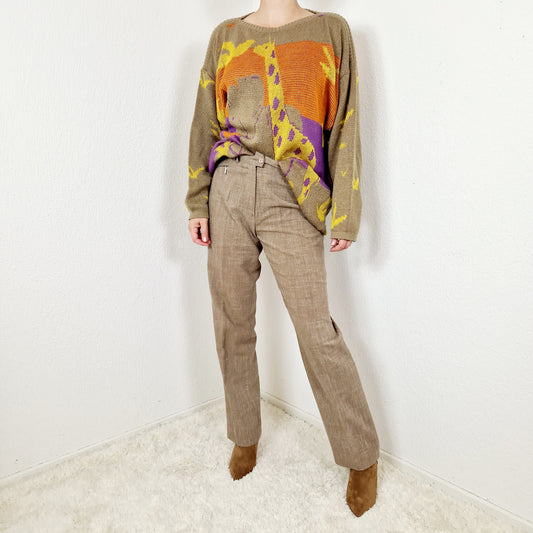 Einzigartiger und nachhaltiger Vintage Pullover mit Giraffen und Elefanten. Unique and sustainable vintage pullover with giraffes and elephants. Model.
