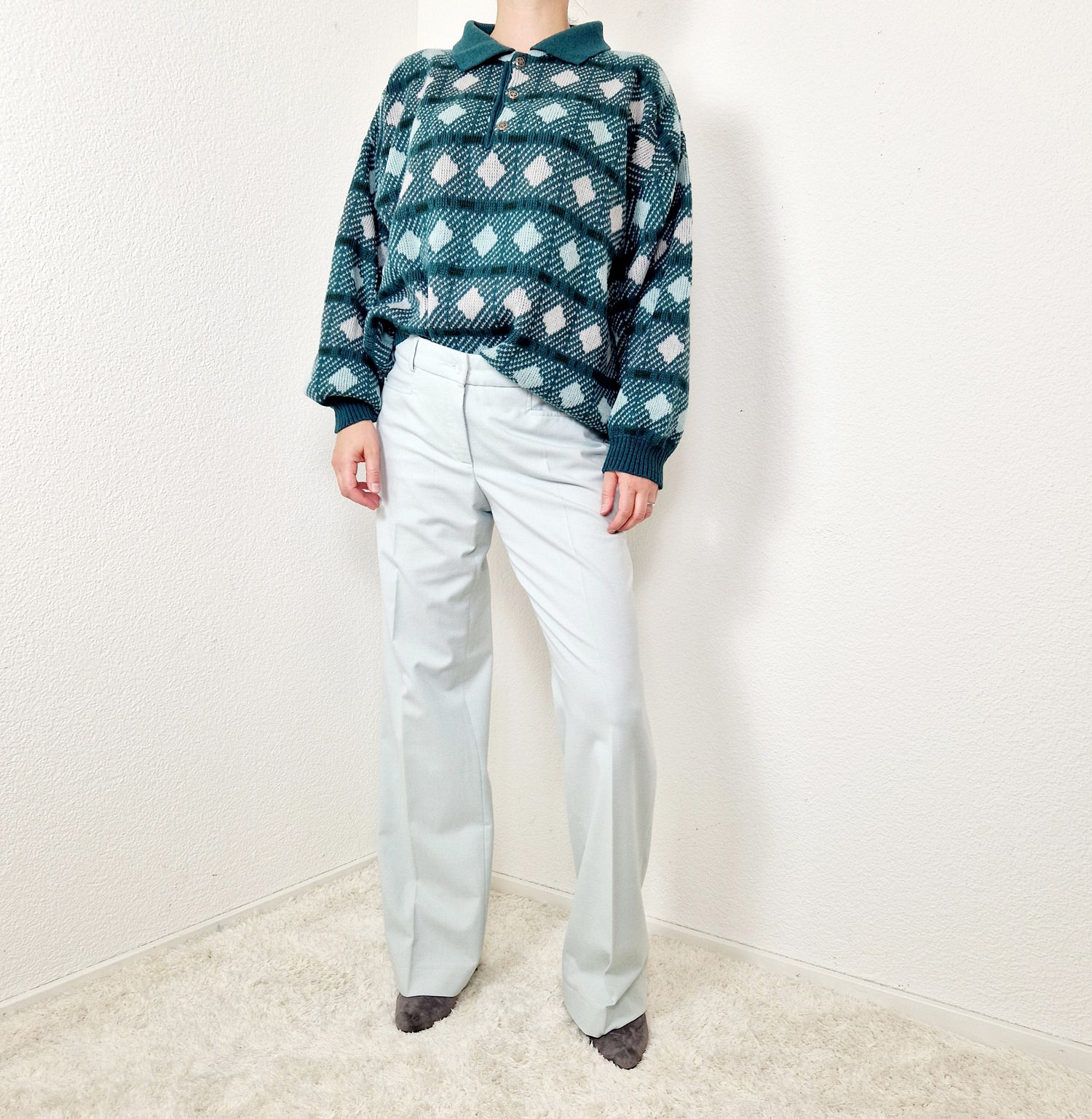 Einzigartiger und nachhaltiger Vintage Pullover in grün-mint-grau mit Rauten. Unique and sustainable vintage pullover in green-mint-grey with rhombs. Model.