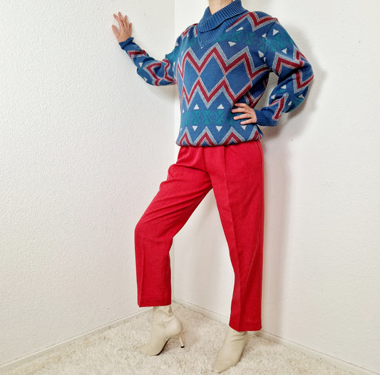 Einzigartiger und nachhaltiger Vintage Pullover in blau-rot-weiss mit Zickzack. Unique and sustainable vintage pullover in blue-red-white with zigzag. Model.