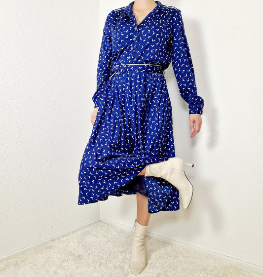 Einzigartiges und nachhaltiges Vintage Kleid in blau-weiss. Unique and sustainable vintage dress in blue-white. Model.