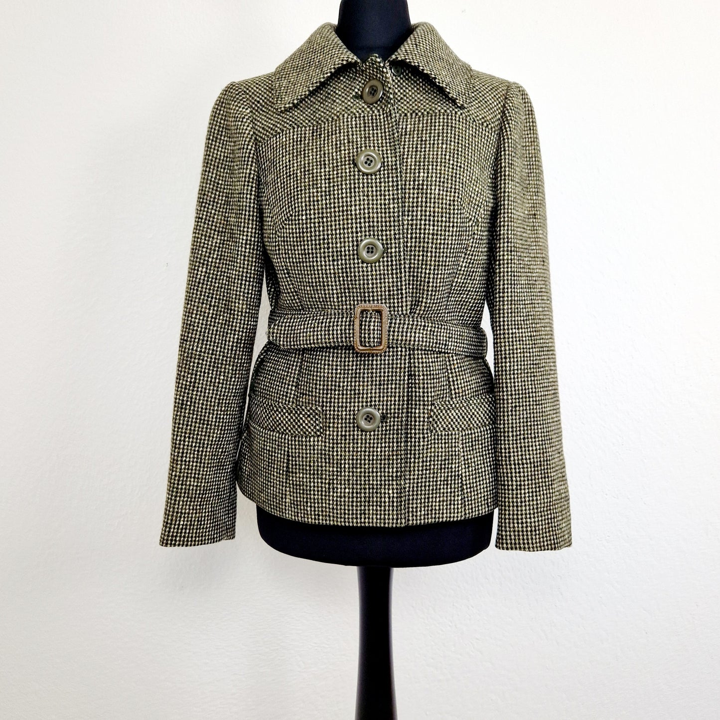 Einzigartiger und nachhaltiger Vintage Blazer in khaki-schwarz-beige mit Gürtel. Unique and sustainable vintage blazer in khaki-black-beige with belt. Front.