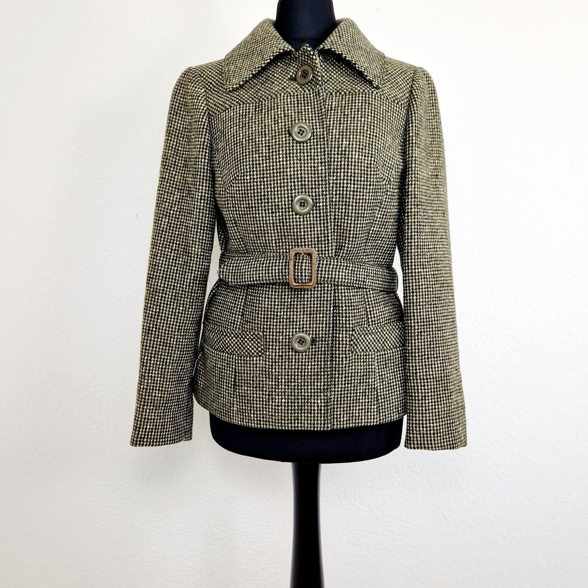 Einzigartiger und nachhaltiger Vintage Blazer in khaki-schwarz-beige mit Gürtel. Unique and sustainable vintage blazer in khaki-black-beige with belt. Front.