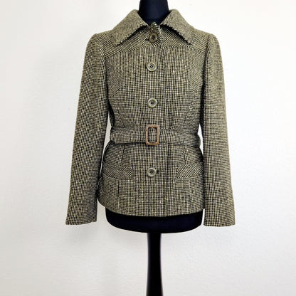 Einzigartiger und nachhaltiger Vintage Blazer in khaki-schwarz-beige mit Gürtel. Unique and sustainable vintage blazer in khaki-black-beige with belt. Front.
