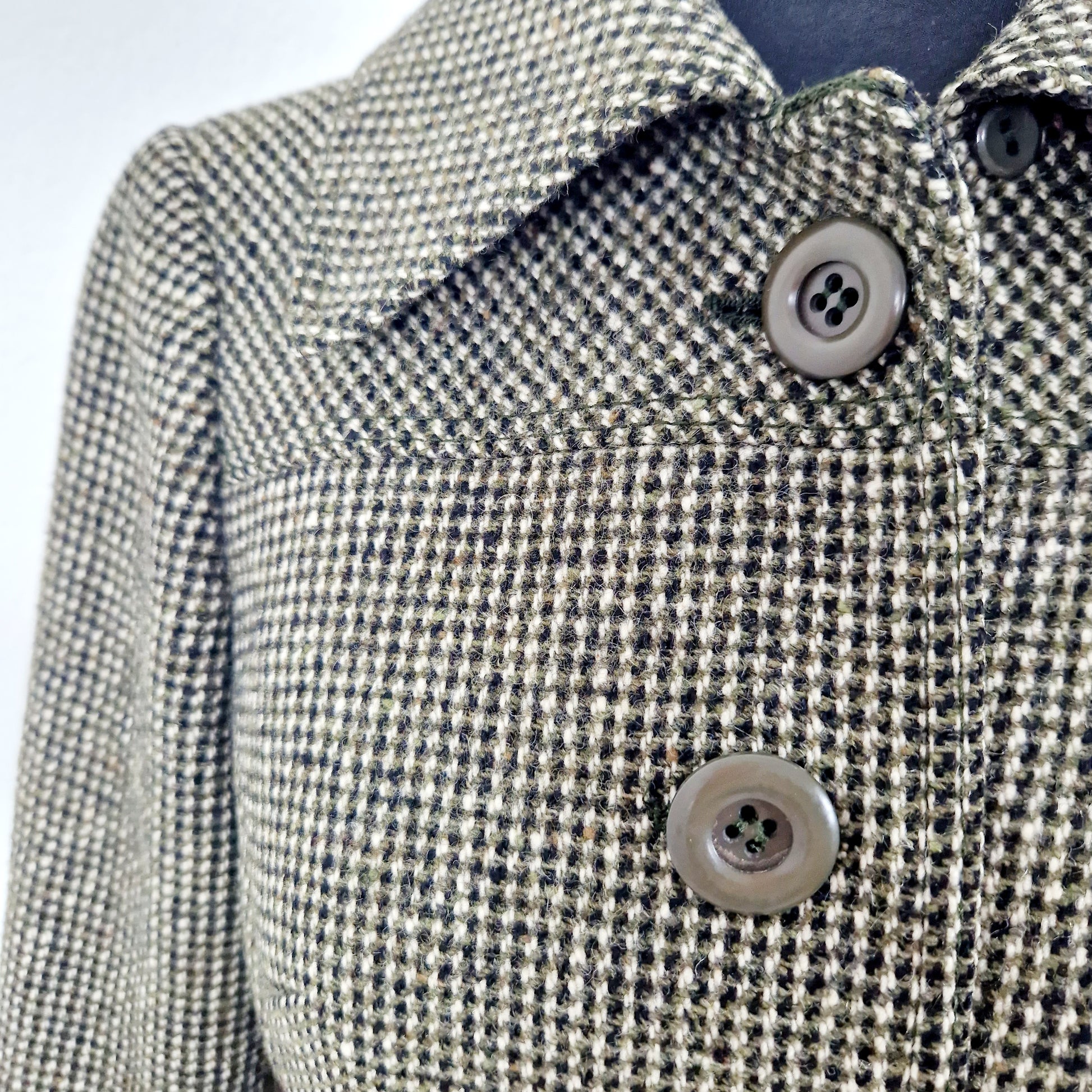 Einzigartiger und nachhaltiger Vintage Blazer in khaki-schwarz-beige mit Gürtel. Unique and sustainable vintage blazer in khaki-black-beige with belt. Close-up.