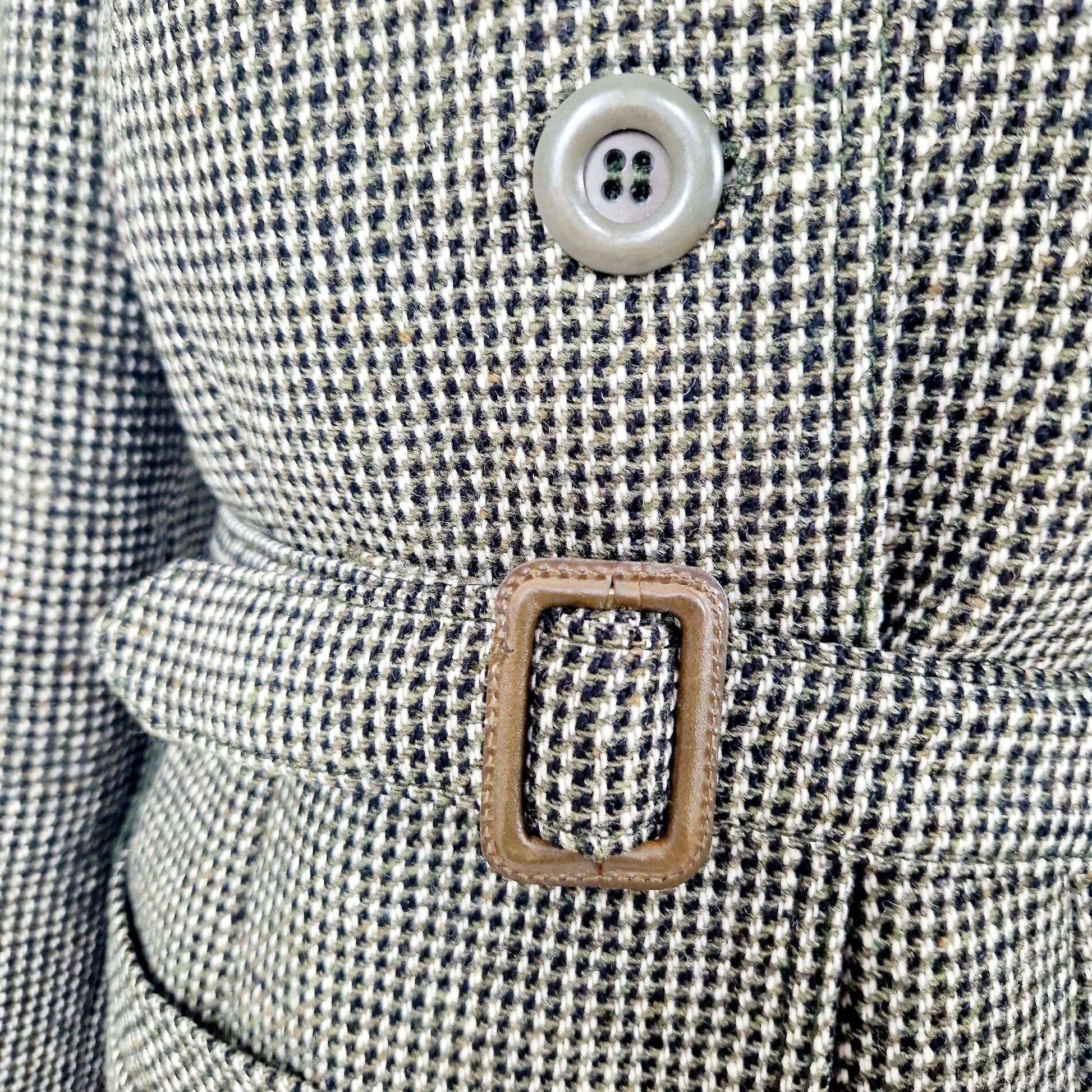 Einzigartiger und nachhaltiger Vintage Blazer in khaki-schwarz-beige mit Gürtel. Unique and sustainable vintage blazer in khaki-black-beige with belt. Belt.