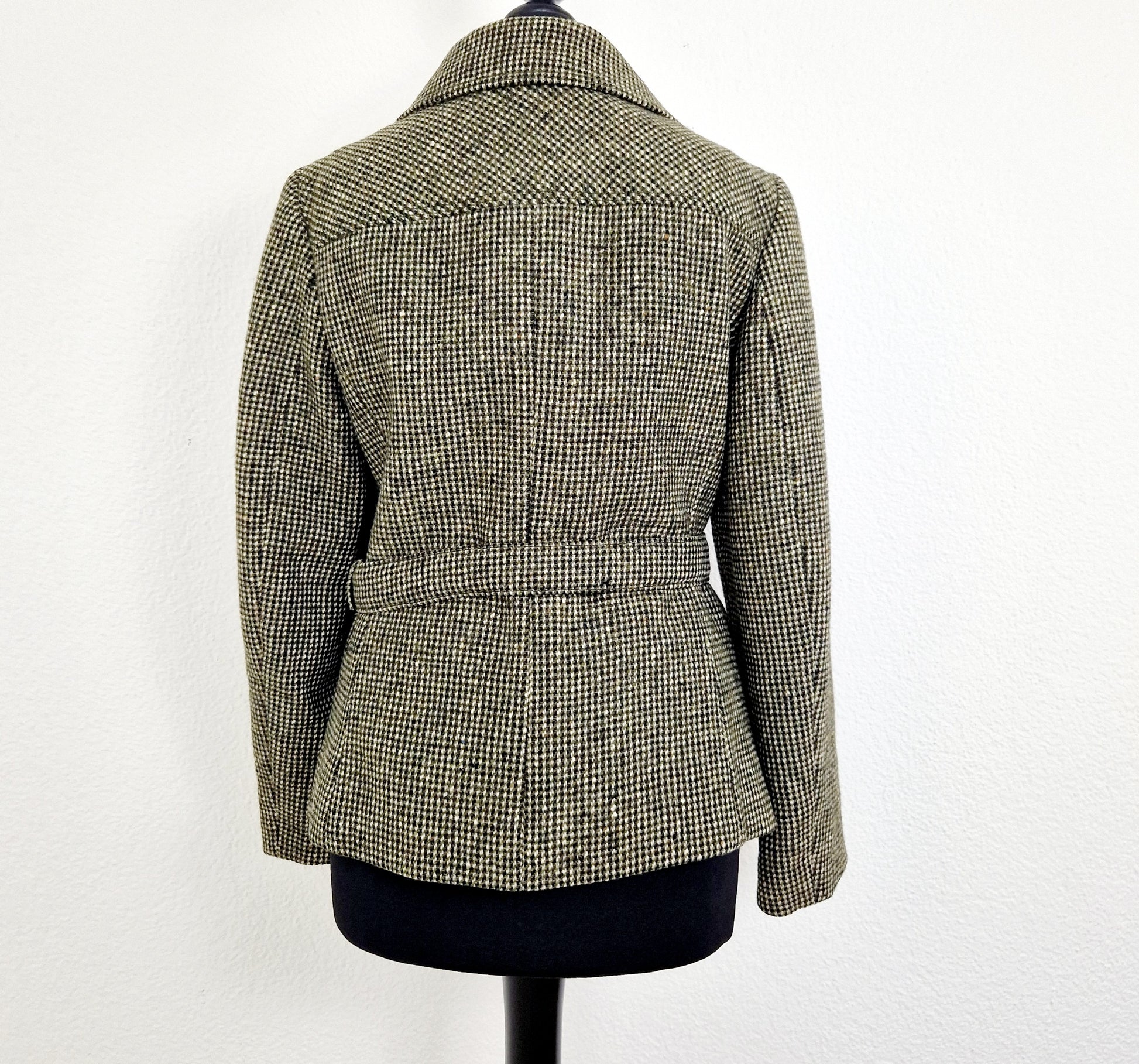Einzigartiger und nachhaltiger Vintage Blazer in khaki-schwarz-beige mit Gürtel. Unique and sustainable vintage blazer in khaki-black-beige with belt. Back.