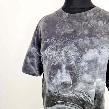 Einzigartiges und nachhalhtiges Vintage T-Shirt mit Bär. Unique and sustainable vintage t-shirt with a bear. Close-up.