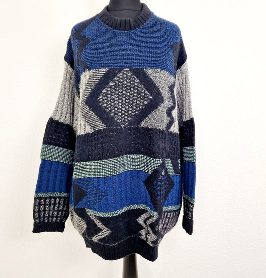 Einzigartiger und nachhaltiger Vintage Pullover in blau-grau-schwarz, geometrisch. Unique and sustainable vintage pullover in blue-grey-black and geometric. Front.