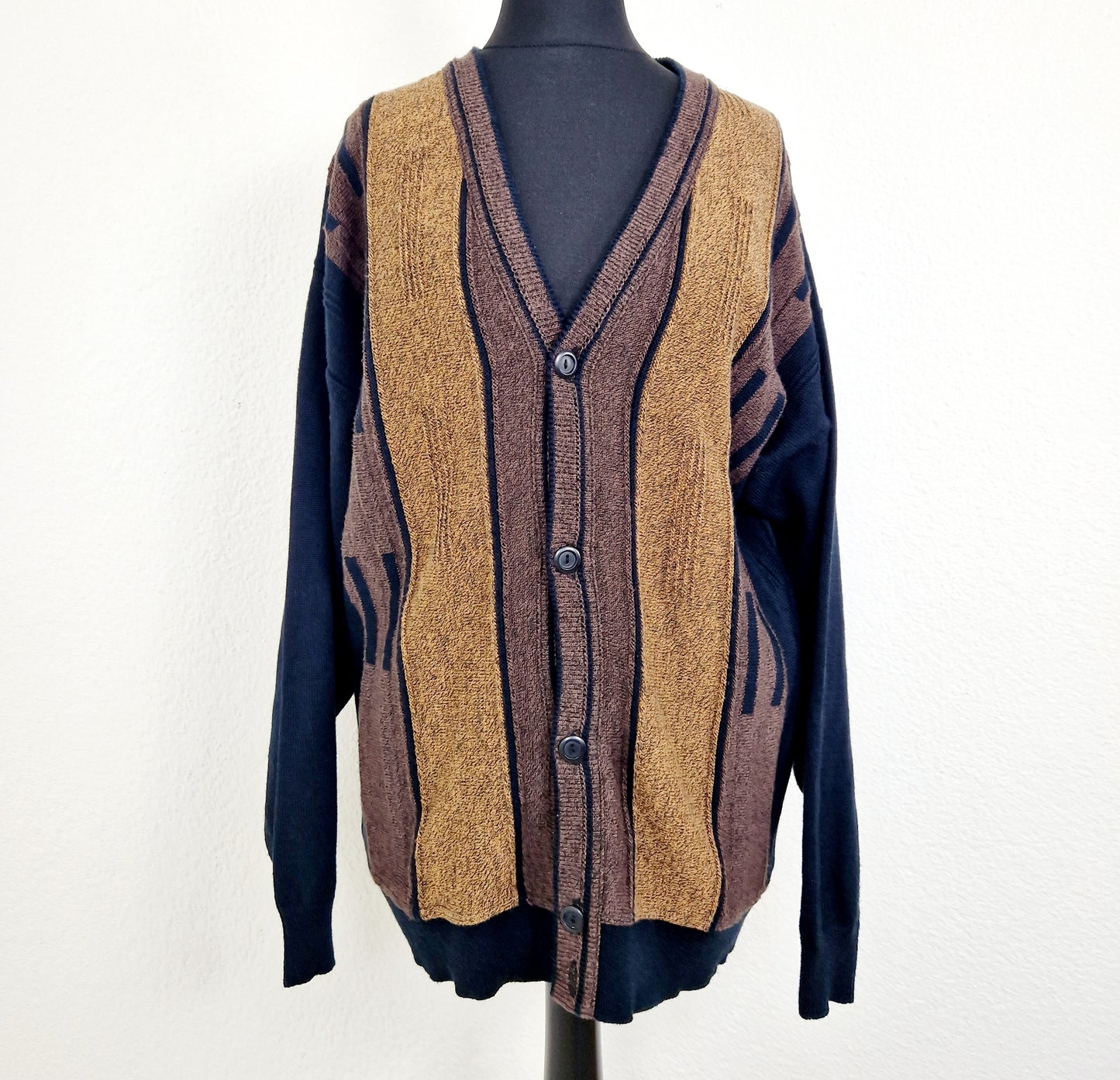 Einzigartiger und nachhaltiger Vintage Cardigan in schwarz-braun. Unique and sustainable vintage cardigan in black-brown. Front.