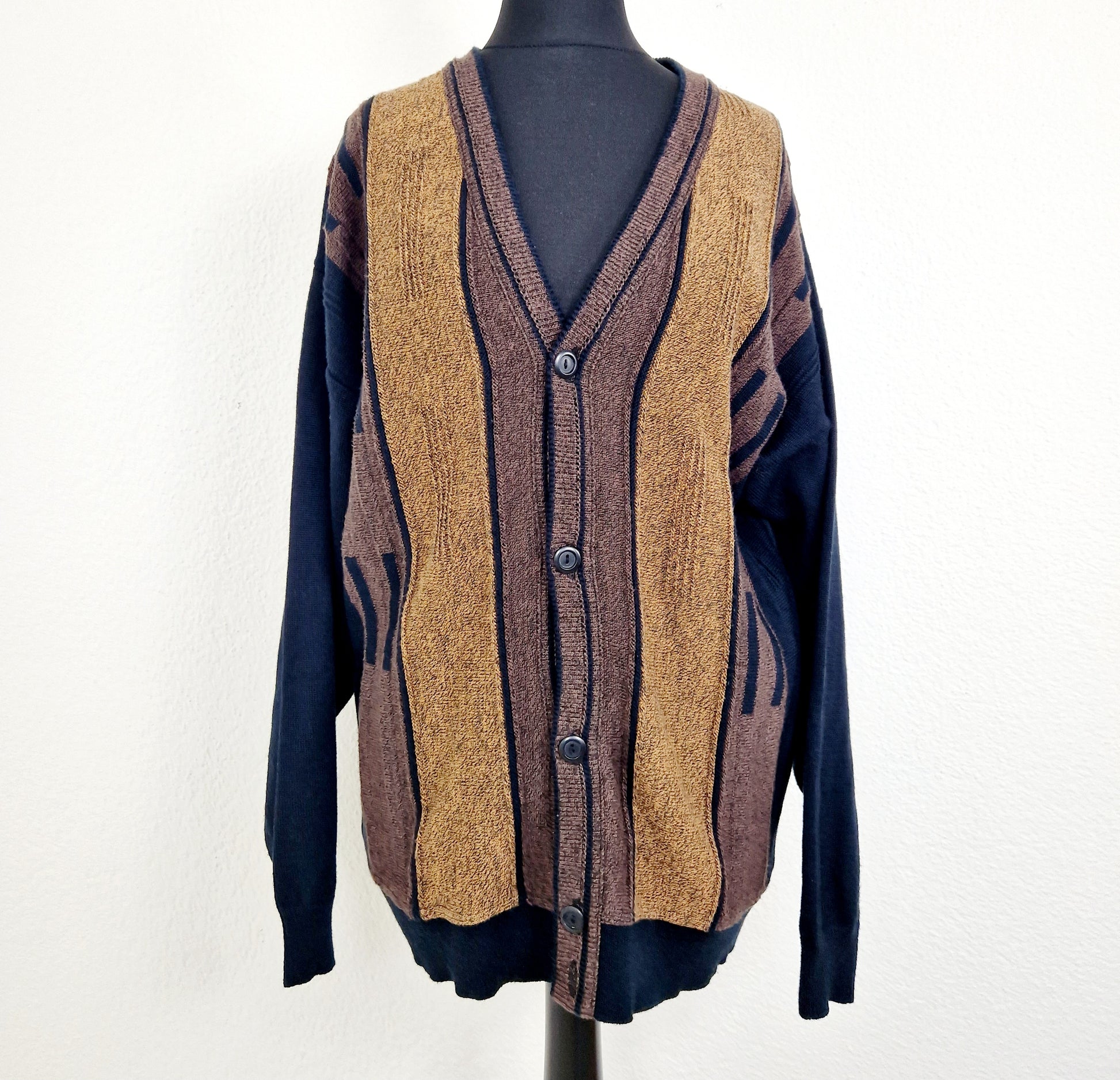 Einzigartiger und nachhaltiger Vintage Cardigan in schwarz-braun. Unique and sustainable vintage cardigan in black-brown. Front.