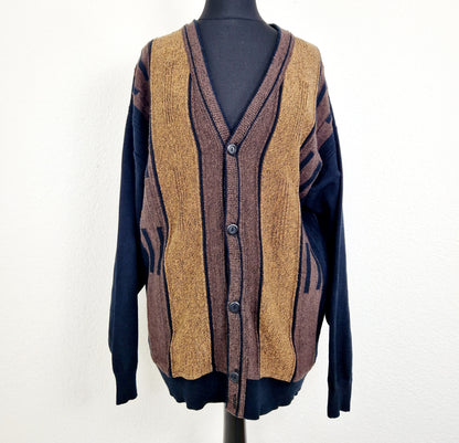 Einzigartiger und nachhaltiger Vintage Cardigan in schwarz-braun. Unique and sustainable vintage cardigan in black-brown. Front.