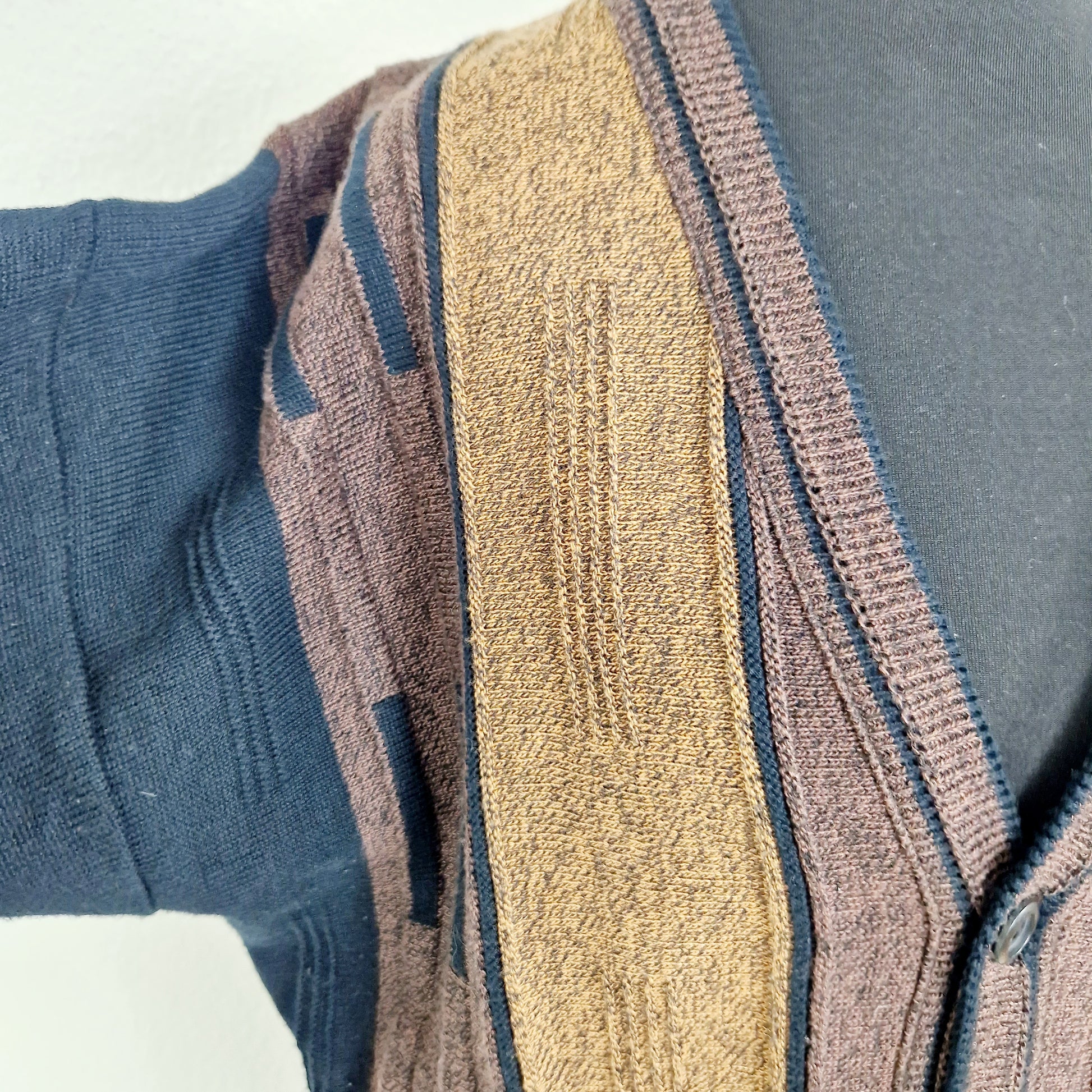 Einzigartiger und nachhaltiger Vintage Cardigan in schwarz-braun. Unique and sustainable vintage cardigan in black-brown. Close-up.
