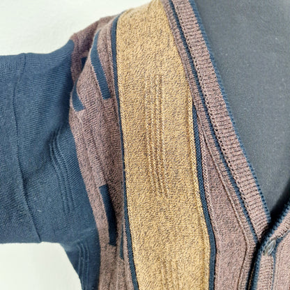 Einzigartiger und nachhaltiger Vintage Cardigan in schwarz-braun. Unique and sustainable vintage cardigan in black-brown. Close-up.
