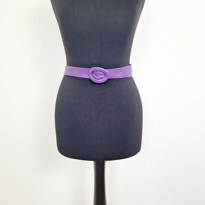 Einzigartiger und nachhaltiger Vintage Gürtel in violett. Unique and sustainable vintage belt in purple. Front.