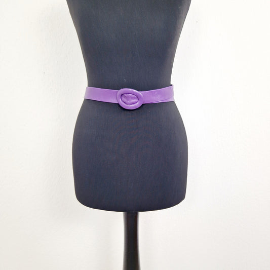 Einzigartiger und nachhaltiger Vintage Gürtel in violett. Unique and sustainable vintage belt in purple. Front.