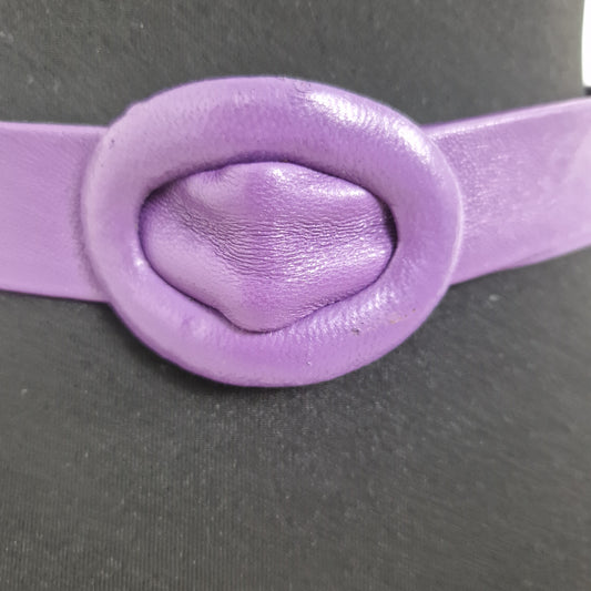 Einzigartiger und nachhaltiger Vintage Gürtel in violett. Unique and sustainable vintage belt in purple. Close-up.