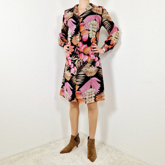 Einzigartiges und nachhaltiges Vintage Kleid in schwarz-pink-orange mit Blättern. Unique and sustainable vintage dress in black-pink-orange with leaves. Model.