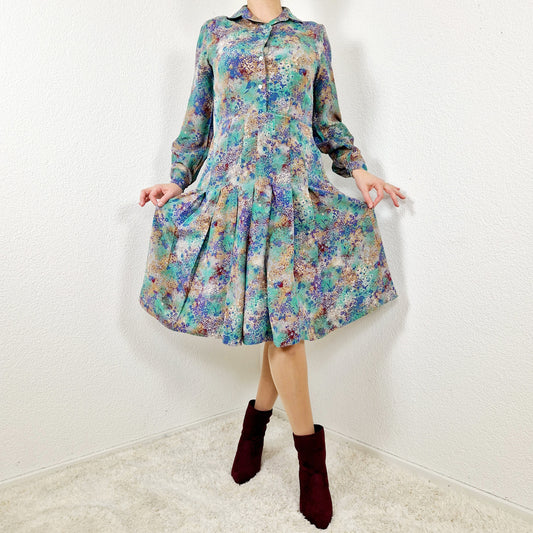 Einzigartiges und nachhaltiges Vintage Kleid in grün-blau-beige mit Blumen/Blättern. Unique and sustainable vintage dress in green-blue-beige with flowers/leaves. Model.