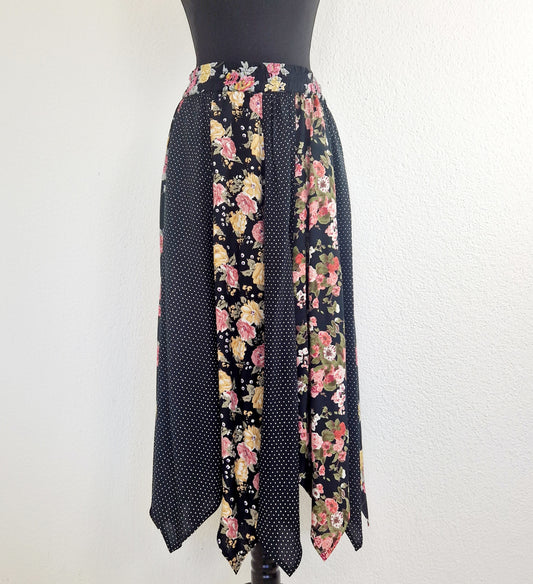 Einzigartiger und nachhaltiger Vintage Rock mit gezacktem Rockende. Unique and sustainable vintage skirt with jagged hem. Front.